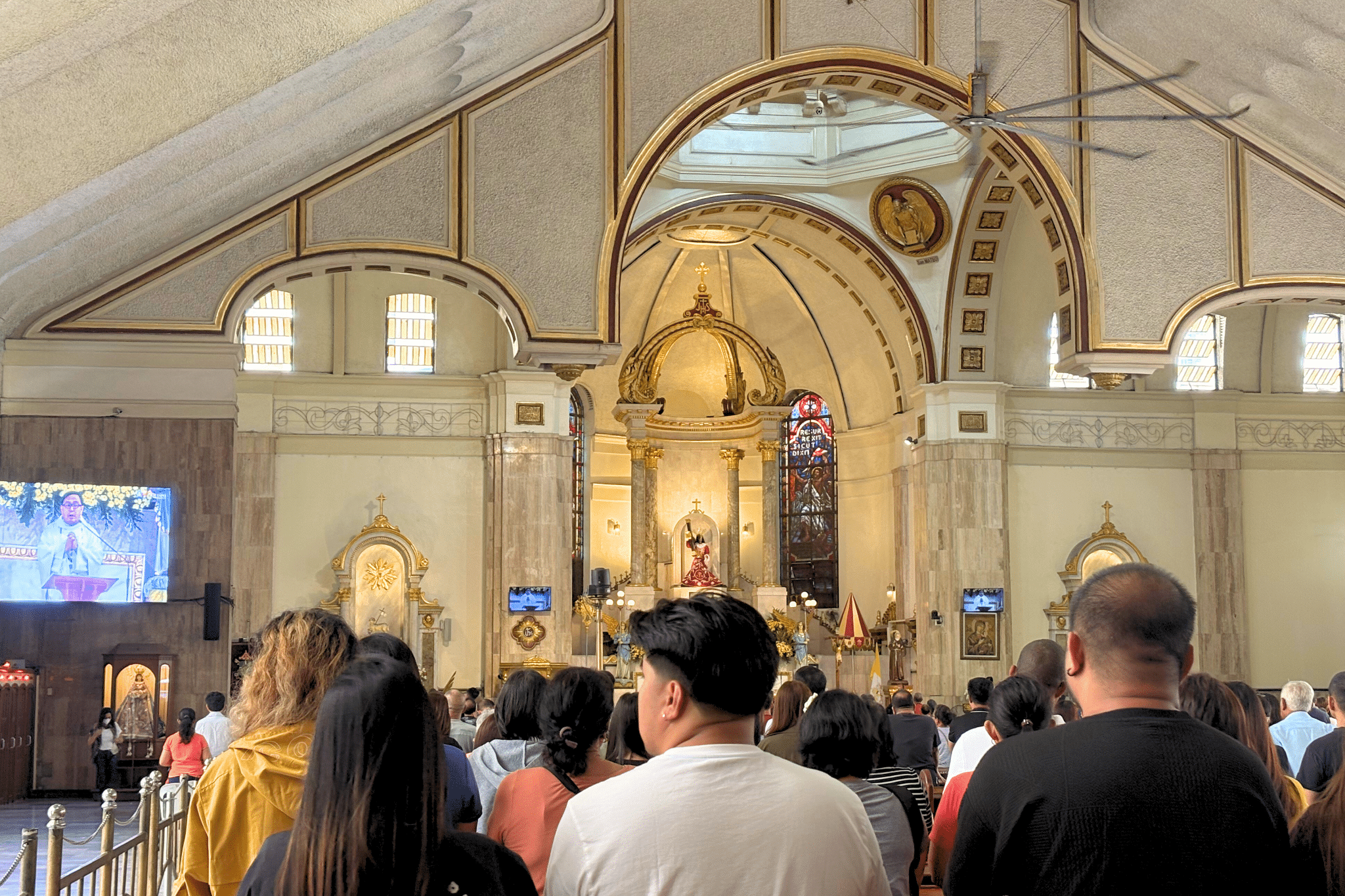 Une image contenant habits, homme, personne, lieu de culte Le contenu généré par l’IA peut être incorrect.