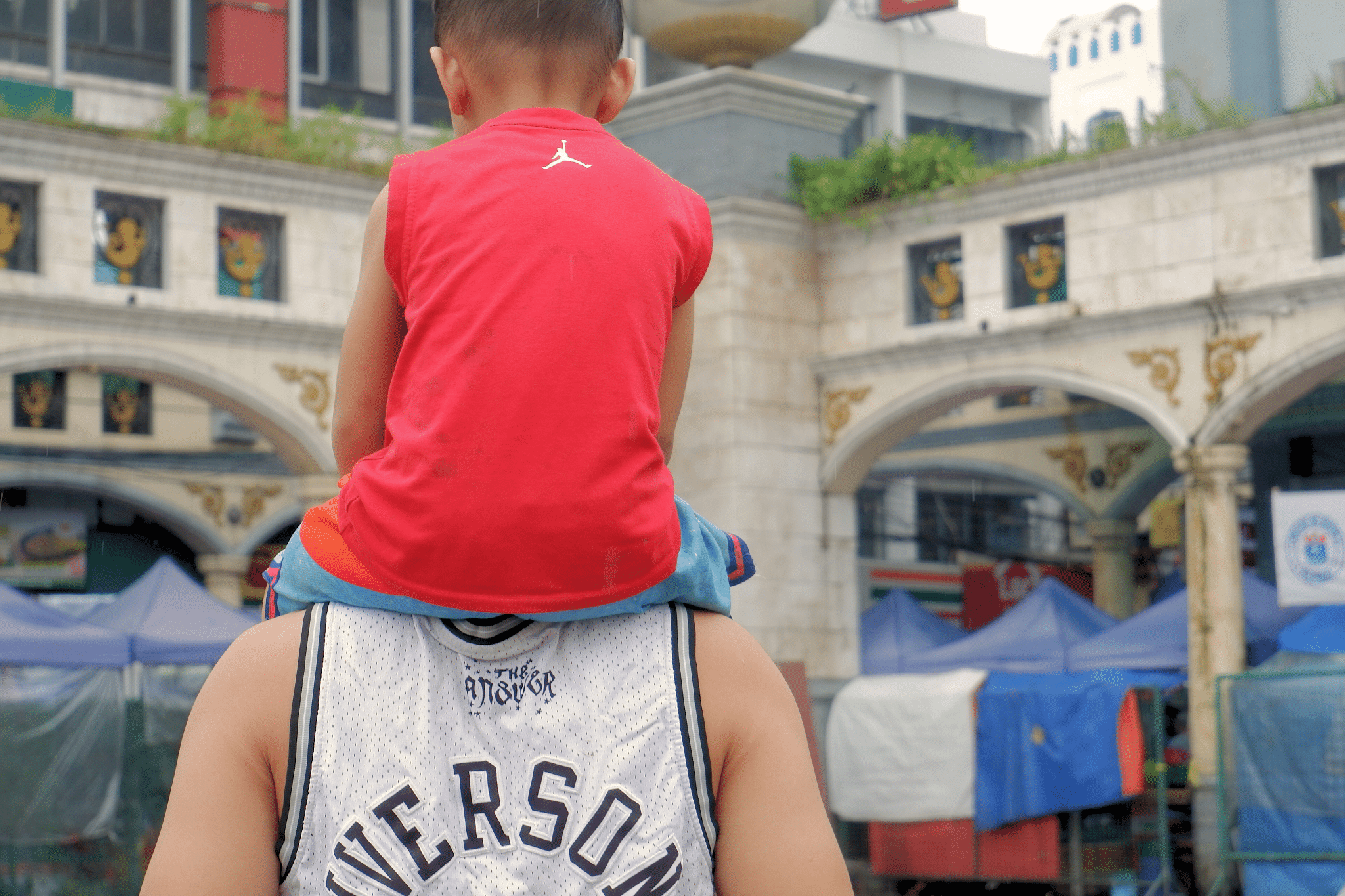 Une image contenant personne, habits, plein air, bâtiment Le contenu généré par l’IA peut être incorrect.